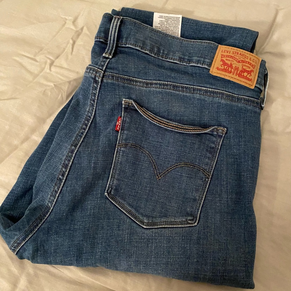 Women’s Levi’s Slimming Straight Size 33